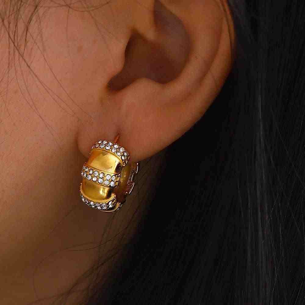 How to Wear Statement Earrings in Pakistan — Without the Outfit Disappearing Underneath Them